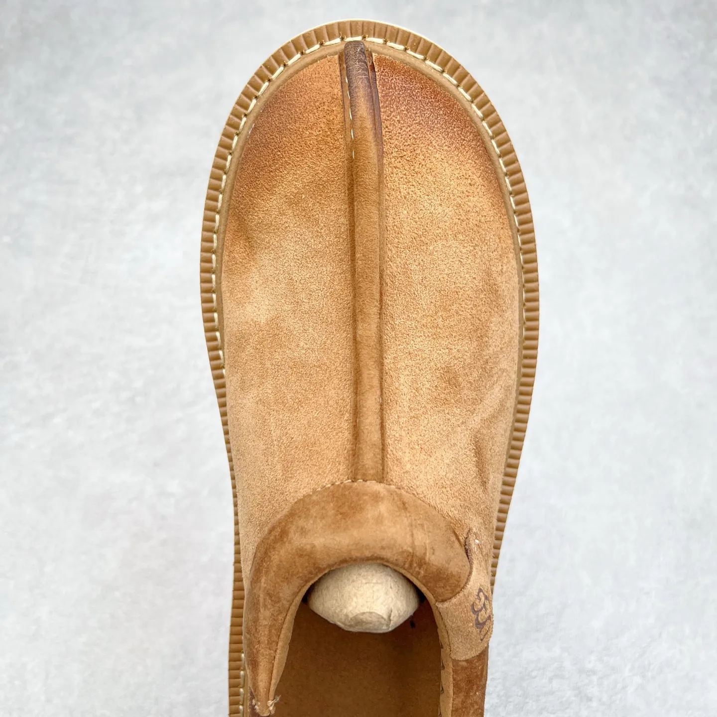 Pick up locally 💰600 UGG 6913 Tasman Lug suede round toe lightweight low-top lifestyle casual shoes. All shoes are made from the same factory as ZP. Longfeng A-grade Australian imported sheepskin and wool are integrated. Brand OEM production line fully follows the ZP process. OEM original pattern maker adheres to the principle of no original shoes and no development selection. Pay attention to every detail. The most authentic version on the market TREADLITE "Light Wing" technology outsole Lightweight/durable/flexible/pile size: 40 41 42 43 44 Coding: yby2936060